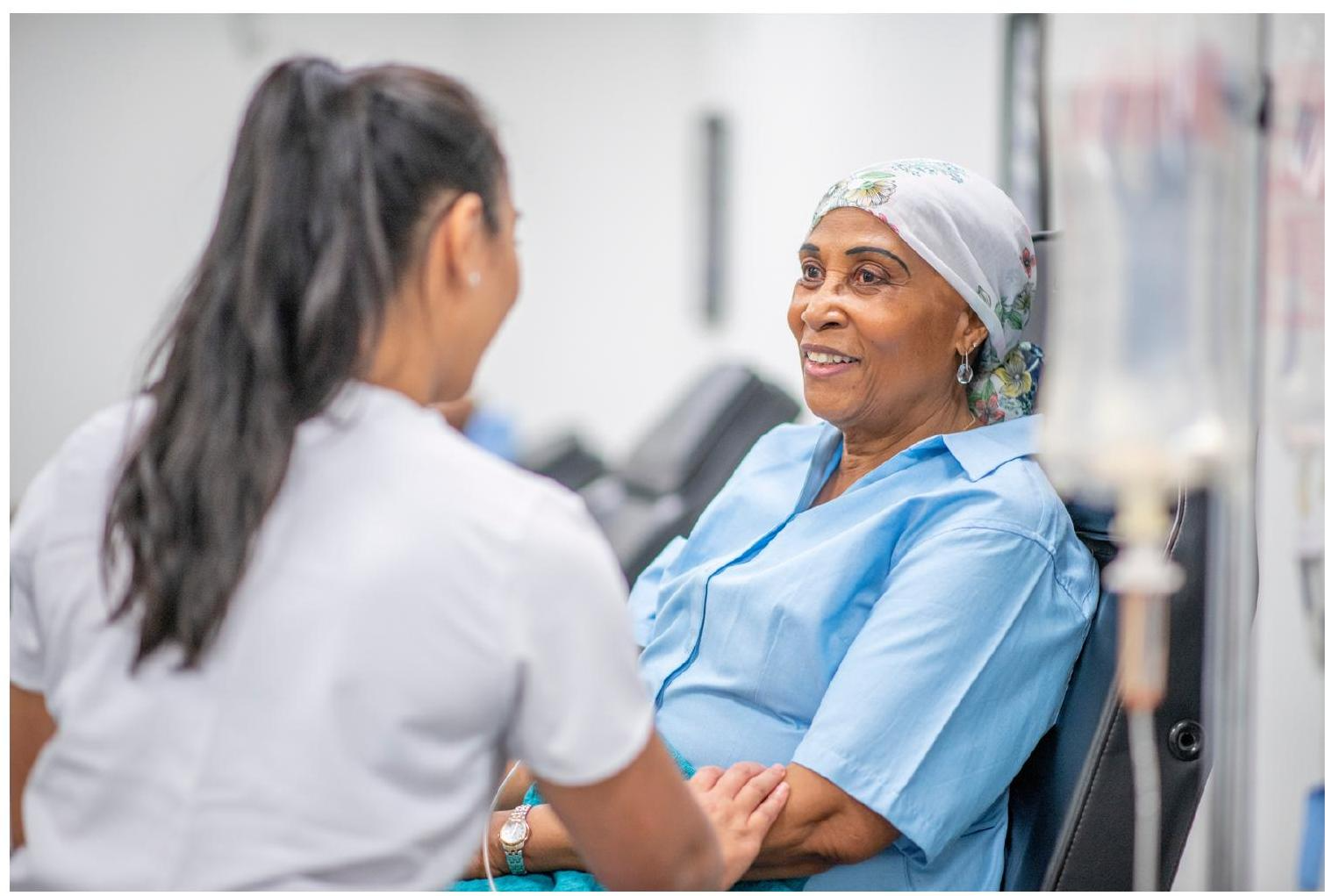 Infirmière souriante avec patiente